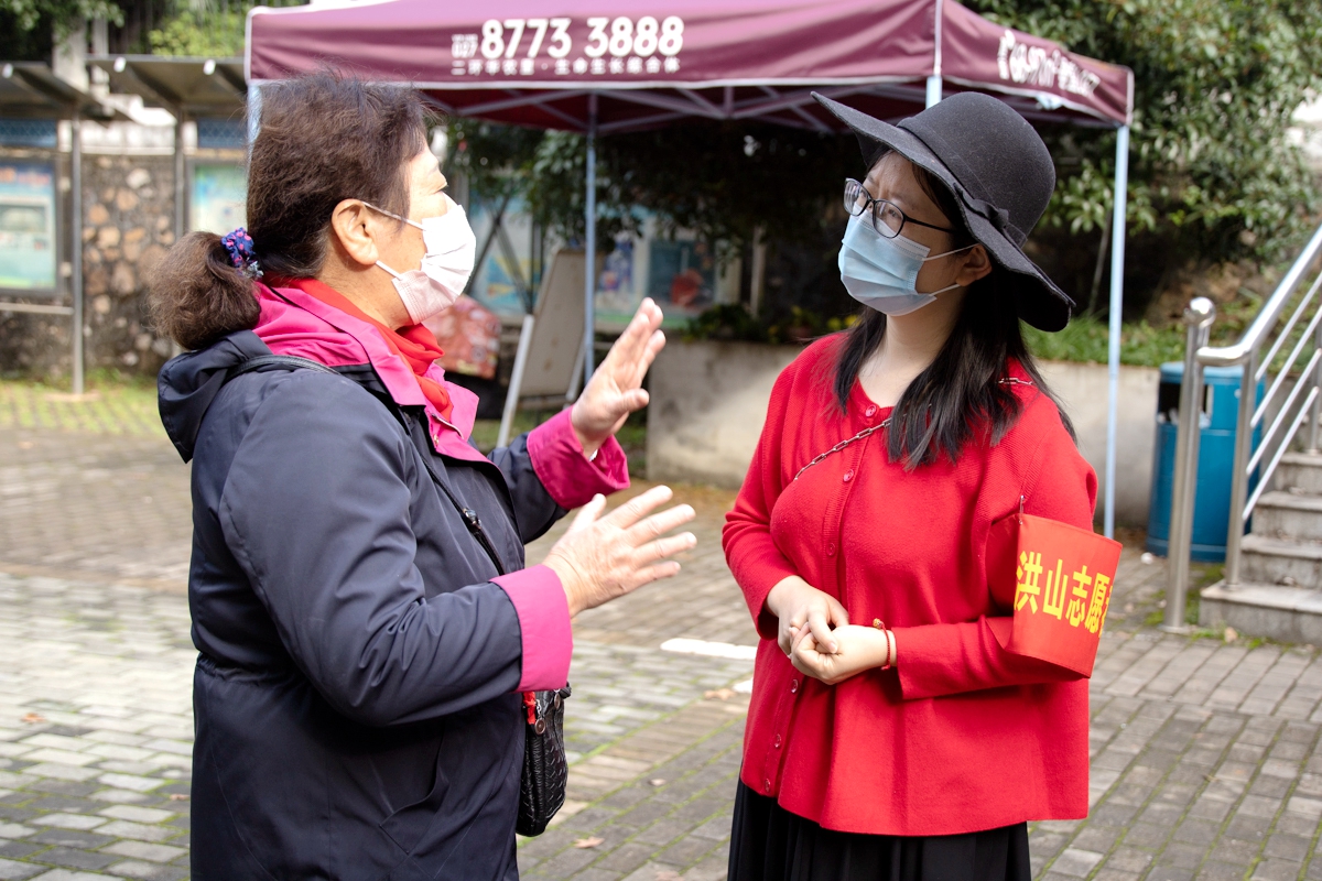 附属学校党员志愿者认真倾听（学通社记者 吴奕彤 摄）